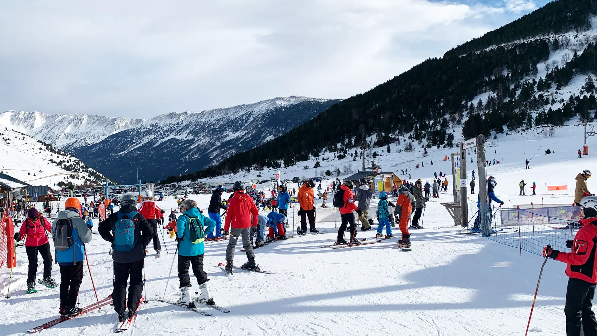 du monde en station pied des pistes de Porté