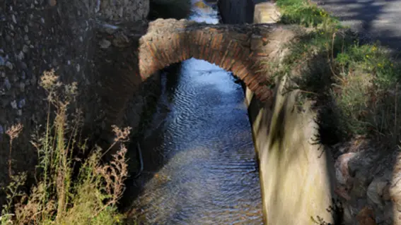 estagel_canal_dirrigation_longeant_la_chapelle