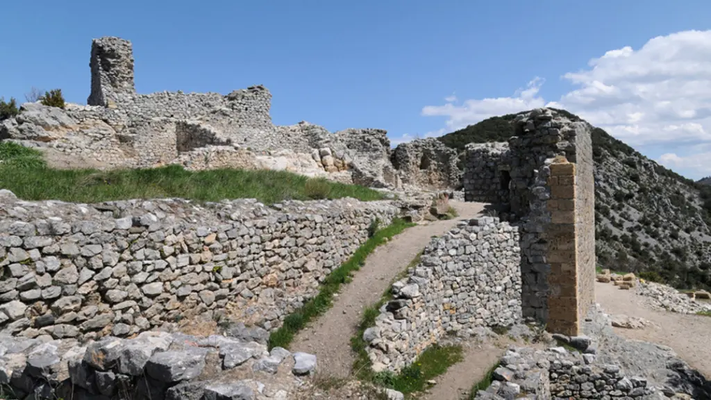 fenouillet_chateau_ruines_et_parties_restaurnes