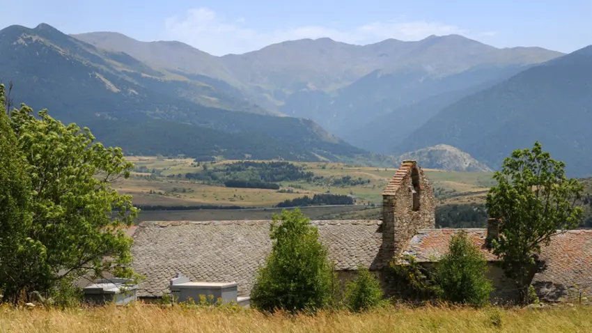 L'église de Via avec le Puigmal en arrière plan_1