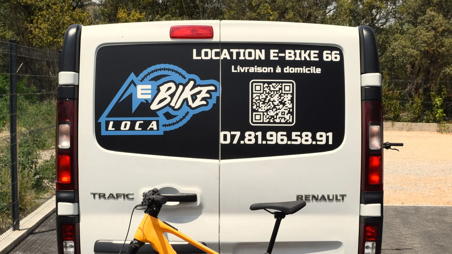 fourgon-blanc-velo-jaune-loca-e-bike-ille-sur-tet