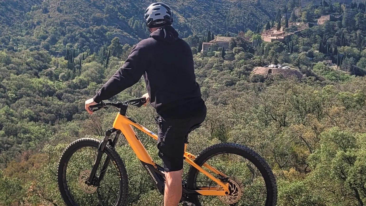 homme-velo-jaune-montagne-loca-e-bike-ille-sur-tet