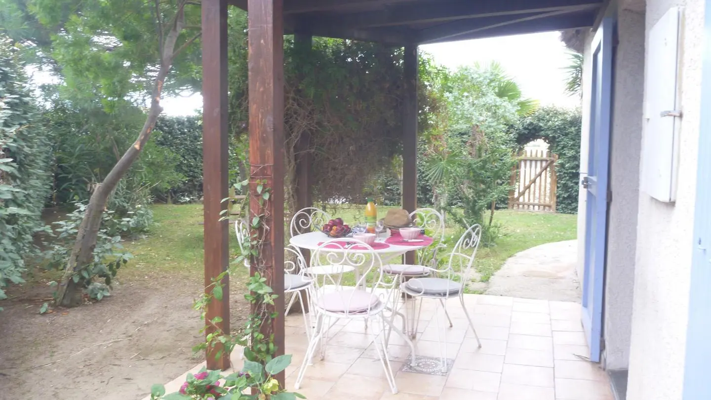 gitedesdeuxrives vue du jardin avec la terrasse_11