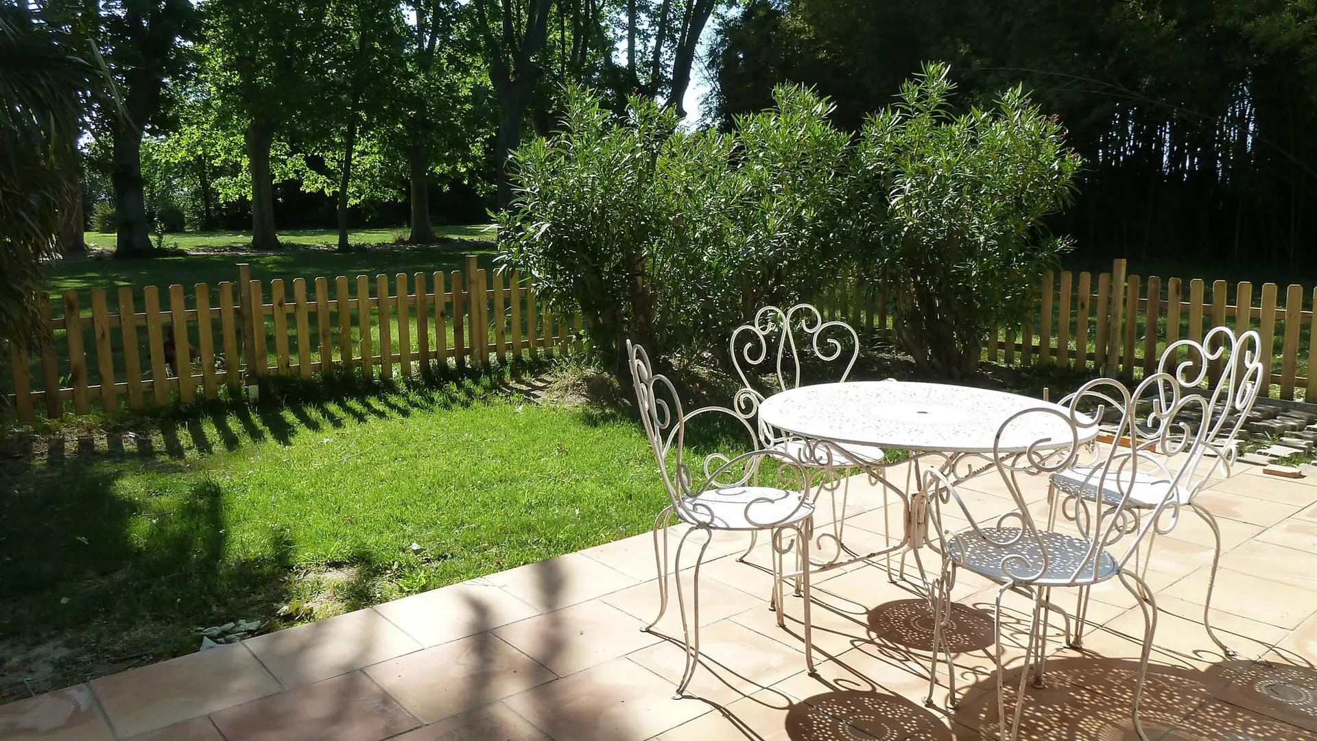 Le Pigeonnier St Cyprien 66. La terrasse au soleil_8