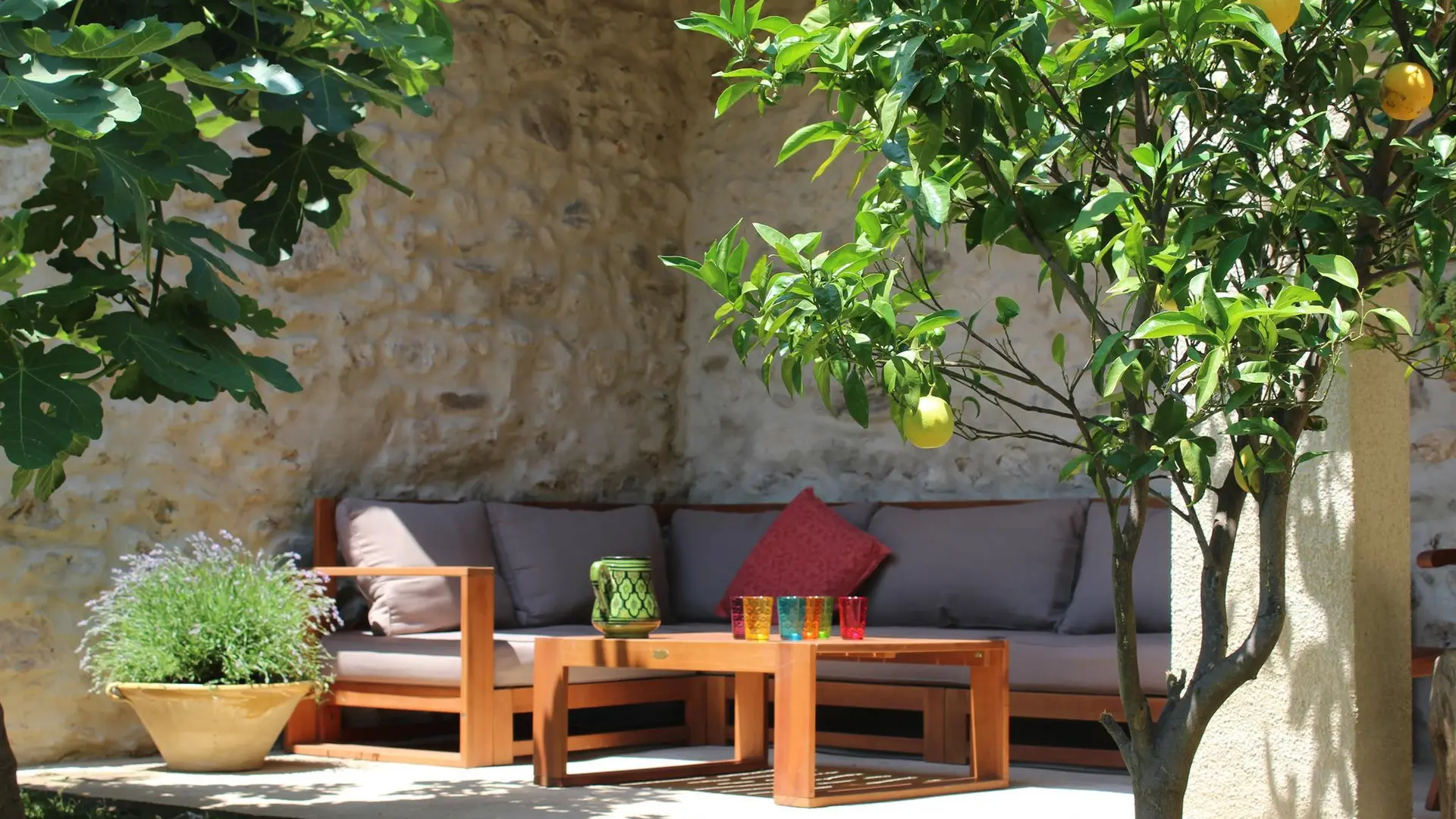 SALON DE JARDIN GITE LES VINYES_1