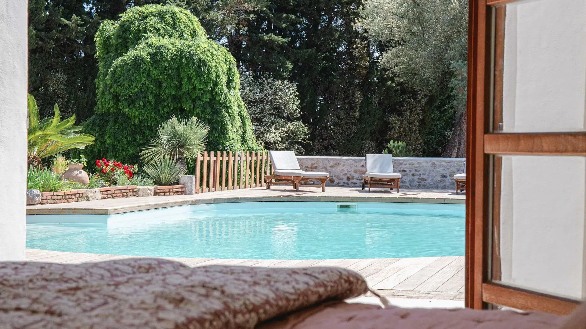 la-bergerie---chambre-vue-piscine_53806479555_o_15