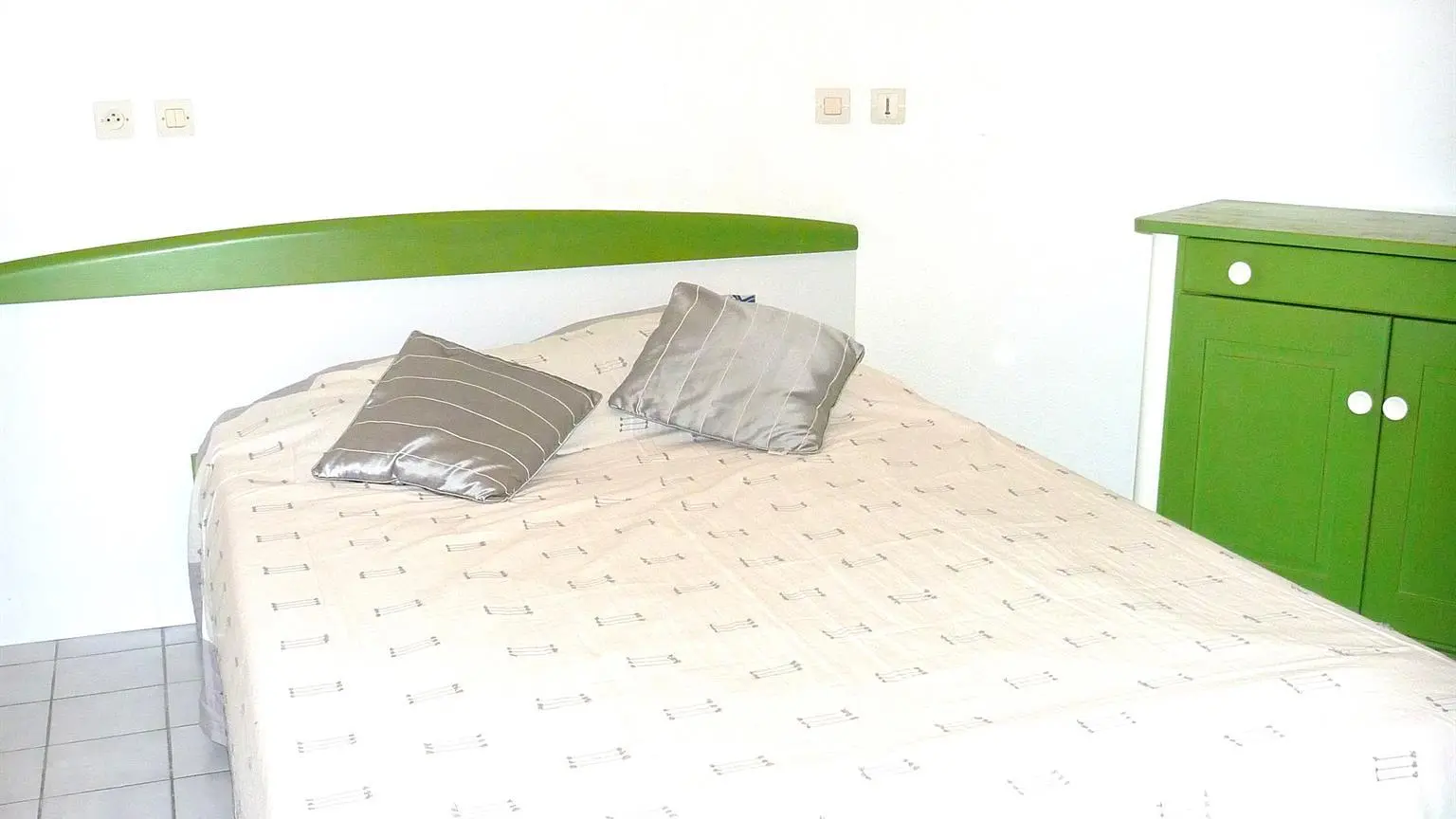 gitedesdeuxrives chambre grand lit_5