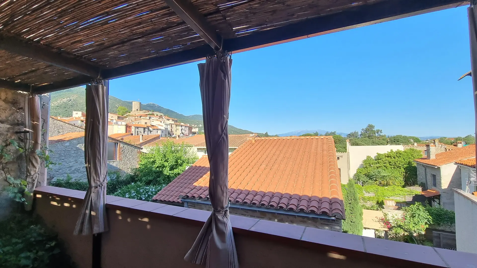 Le vieux village, les patios et au loin le Canigó_3