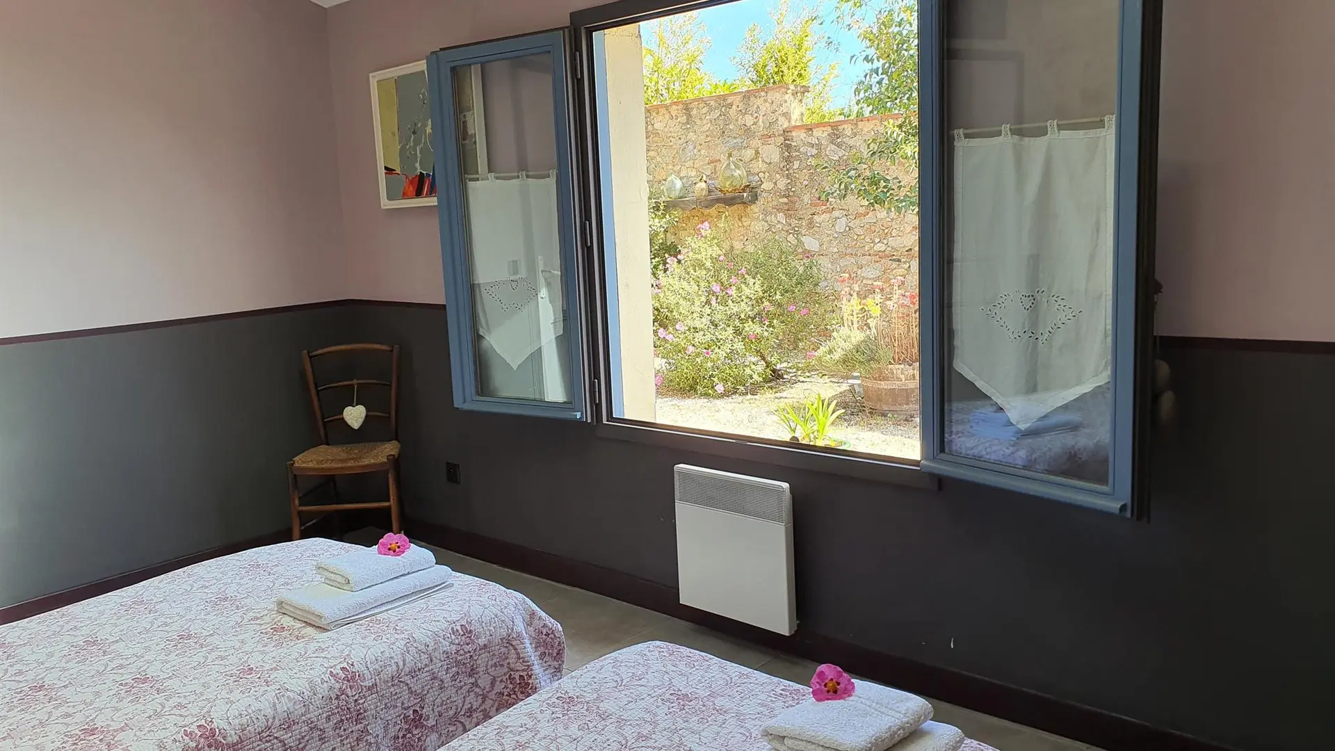 Chambre lits jumeaux vue jardin_34