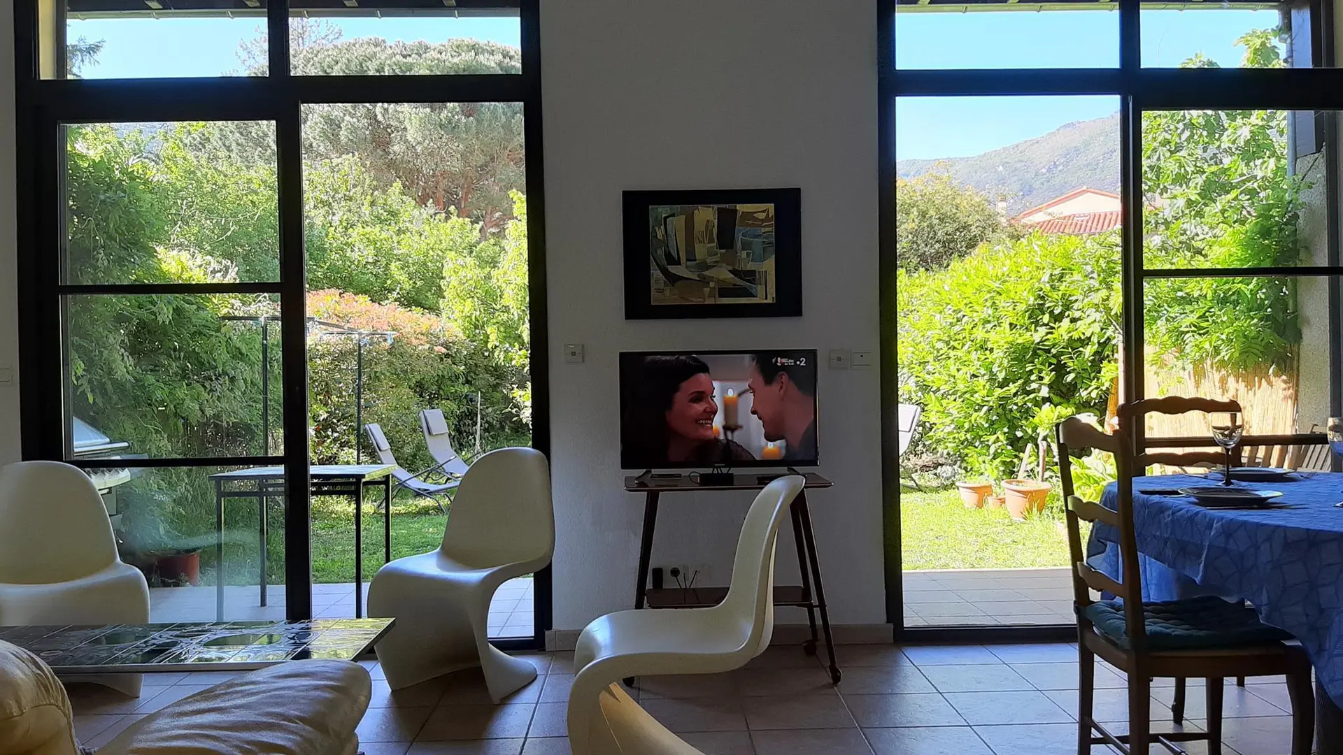 Le séjour donne sur le jardin, au loin l'Albera