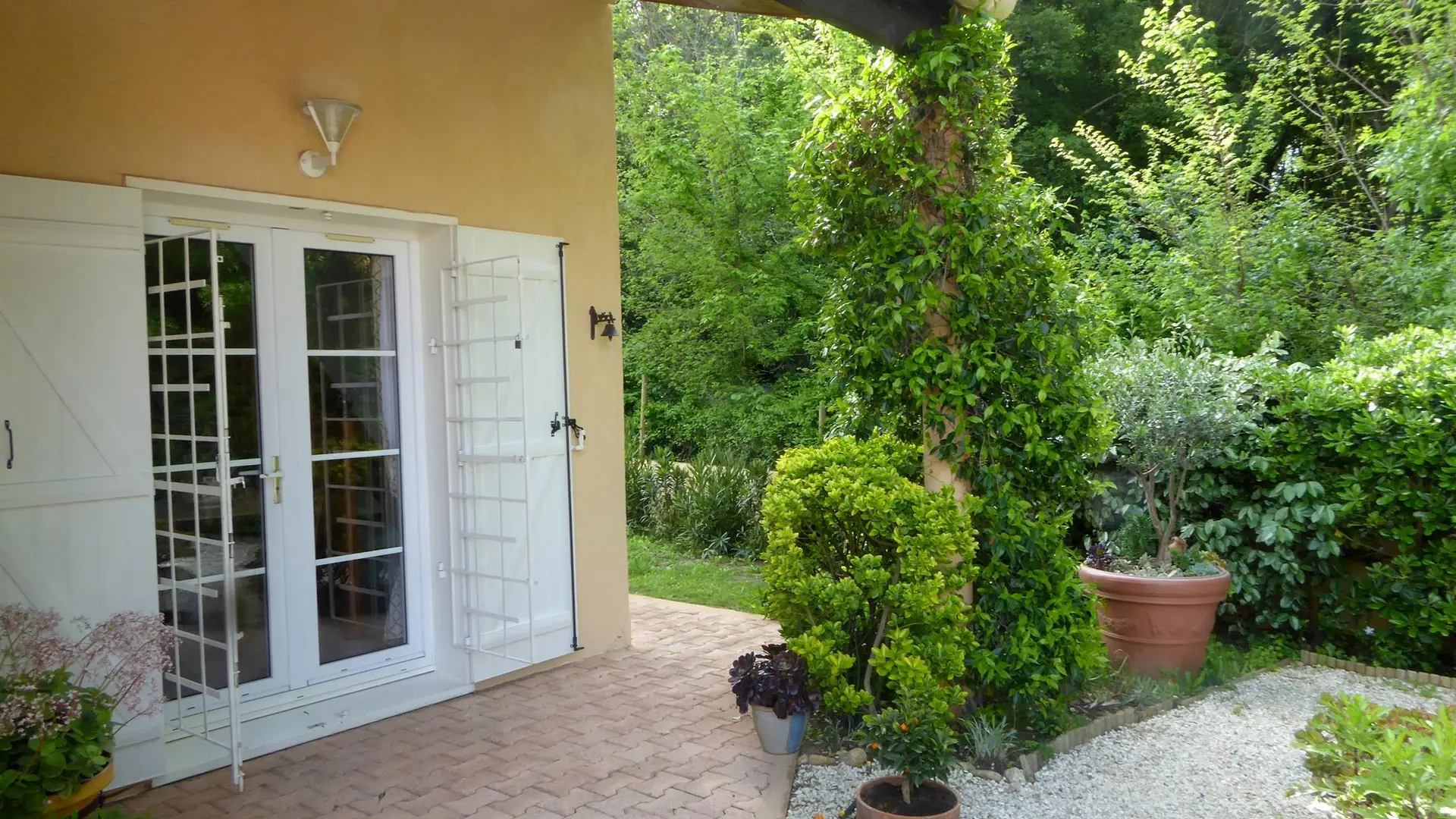 En allé vers la propriété arborée_7