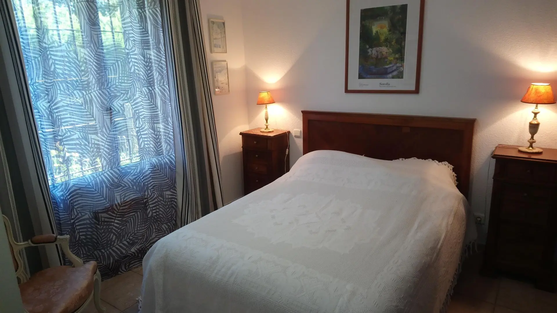 La chambre avec le lit en 140 cm