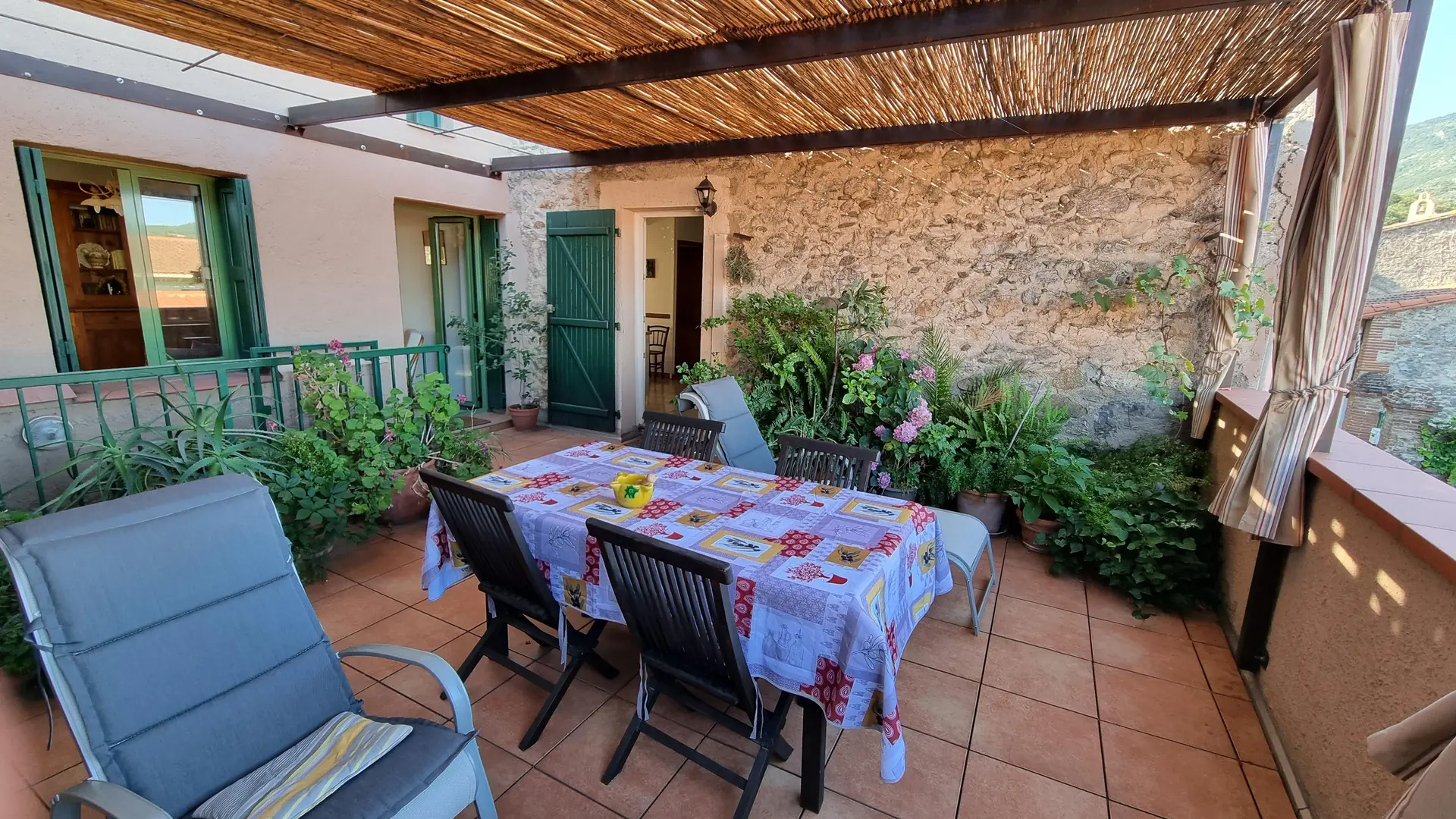 La terrasse avec accès vers la cuisine et le salon_2