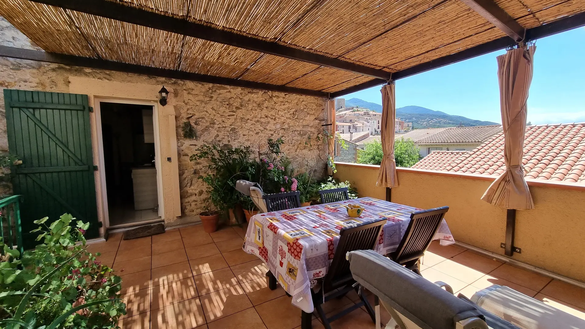 La terrasse et la vue vers la Roca d'Albera_1