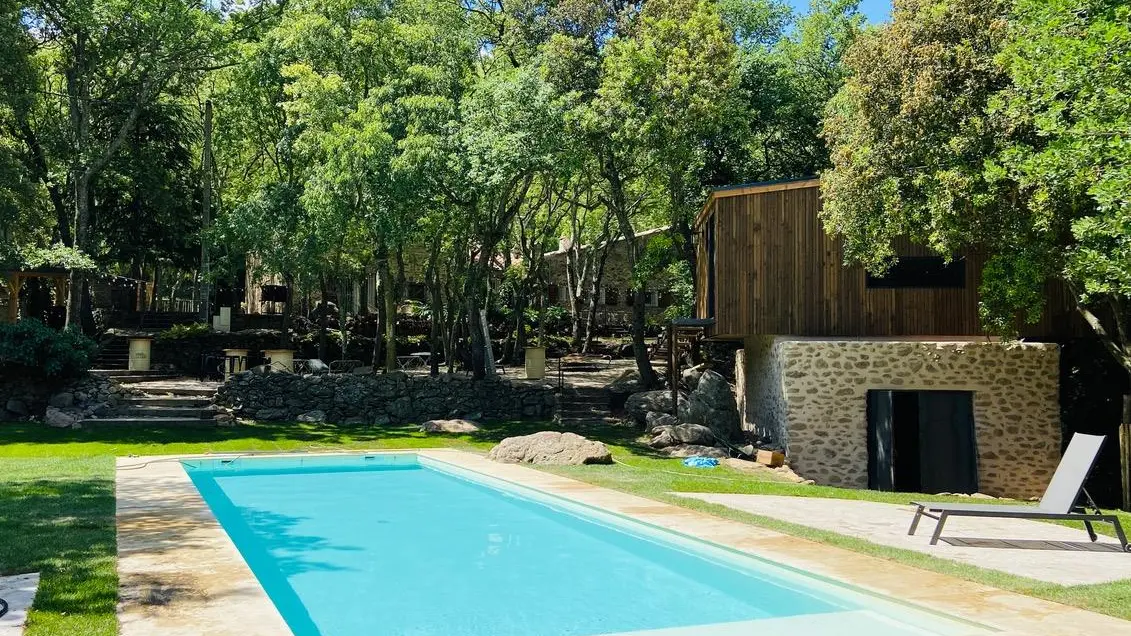 Calme et détente en bord piscine