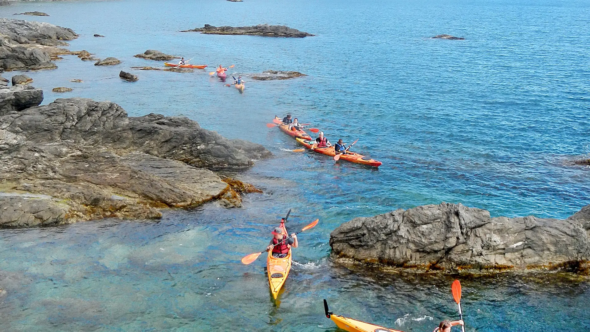 kayak de mer entre les rochers horizons kayak