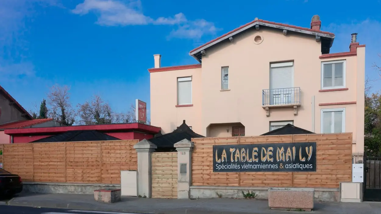 la-table-de-mai-ly-entree-exterieur-ille-sur-tet-web