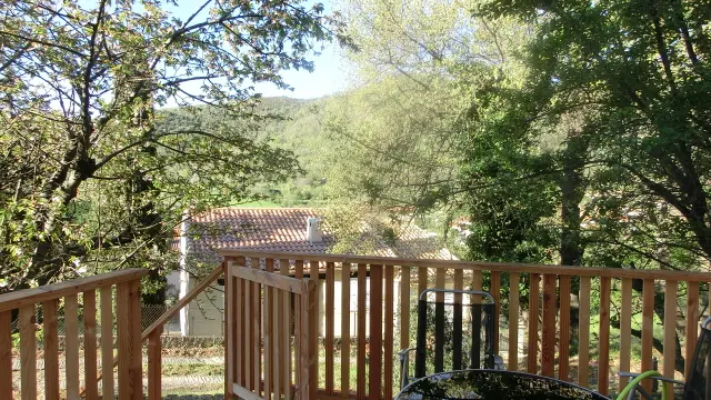 Le village de campôme au loin en vallée