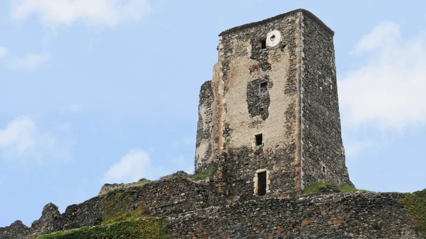 le_vivier_tour_et_vestiges_du_chateau_2