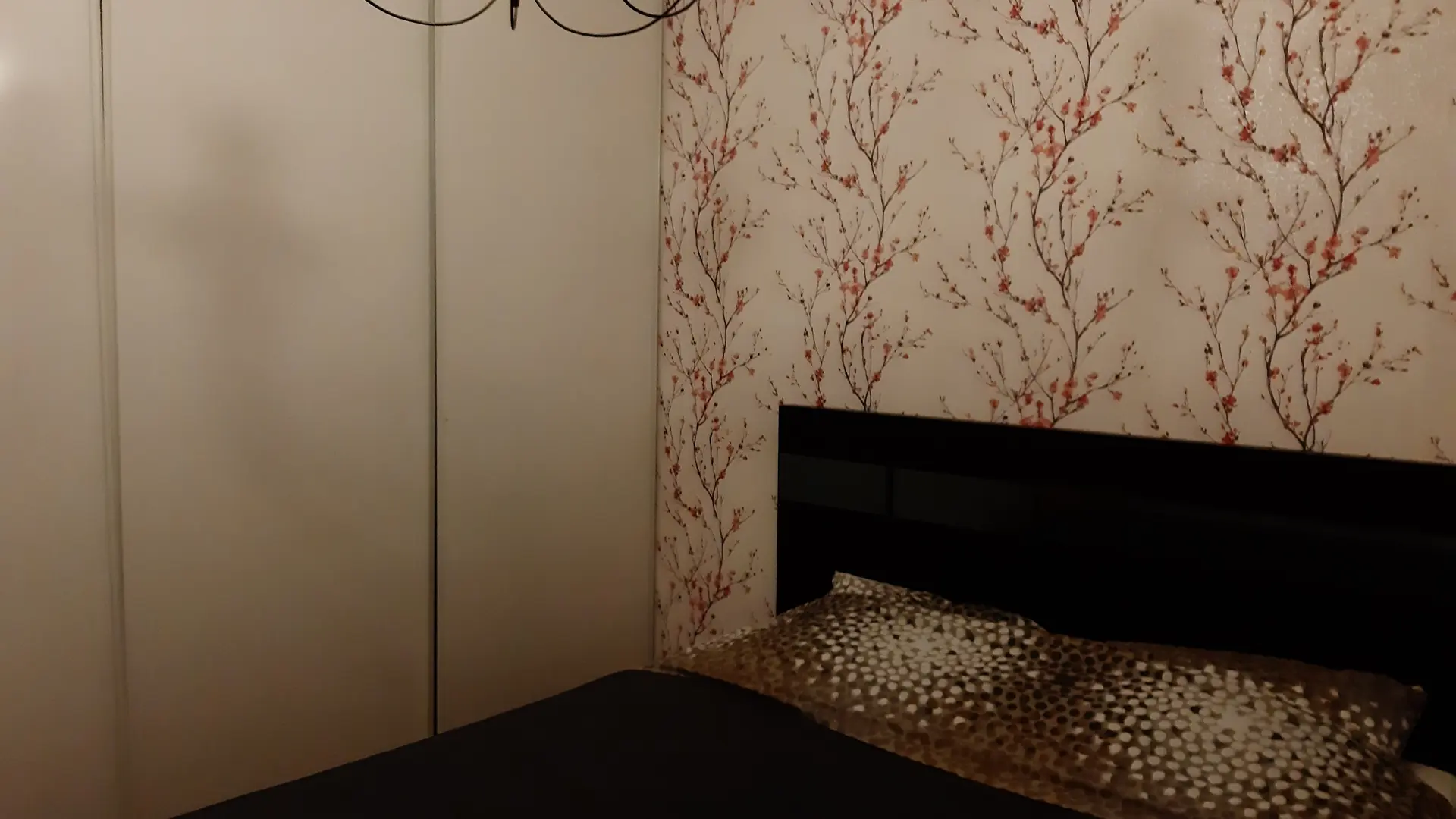 lit moderne vingué et grande penderie