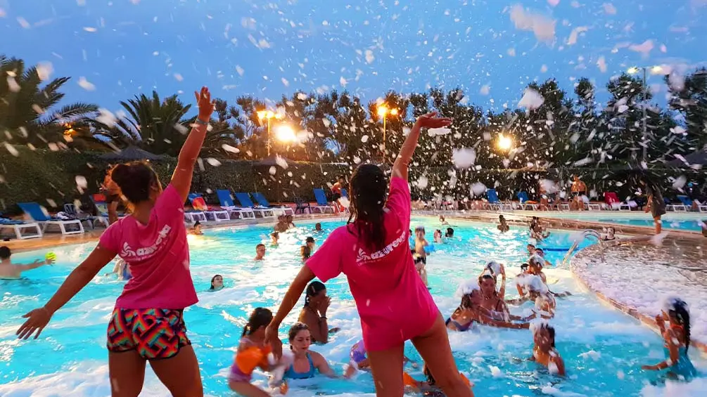 location-vacances-azureva-saint-cyprien-animation-piscine