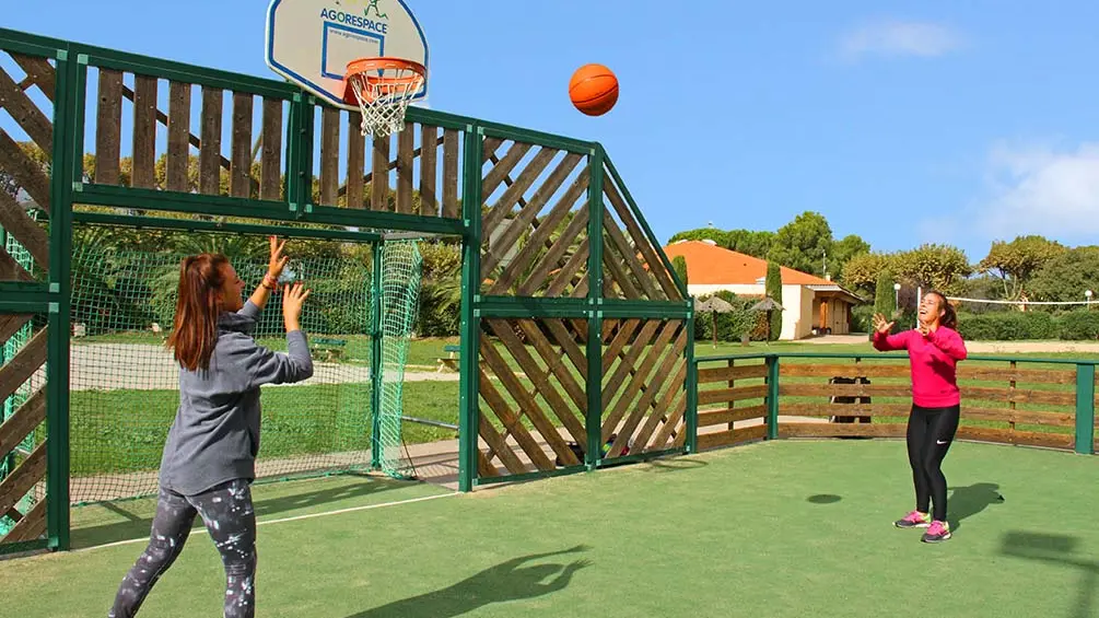 location-vacances-azureva-saint-cyprien-terrain-sport-basket