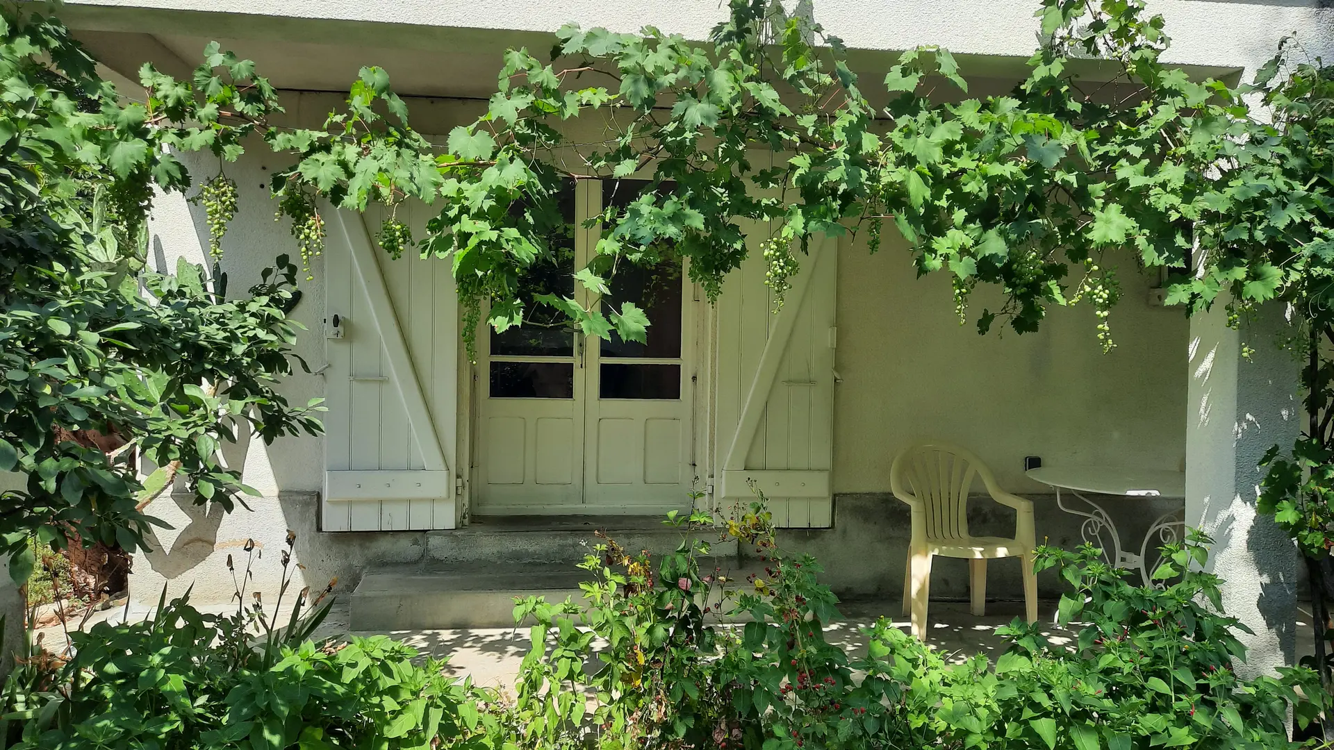 entrée sous terrasse
