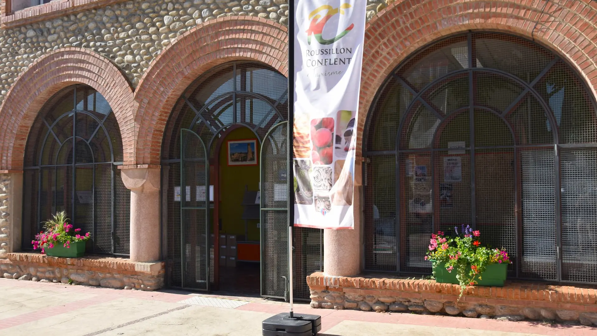 oti-exterieur-drapeau-ille-sur-tet