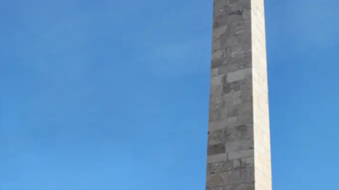 port_vendres_eglise_et_obelisque