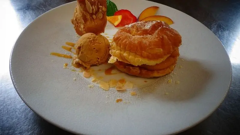 présentation assiette dessert paris brest recadre