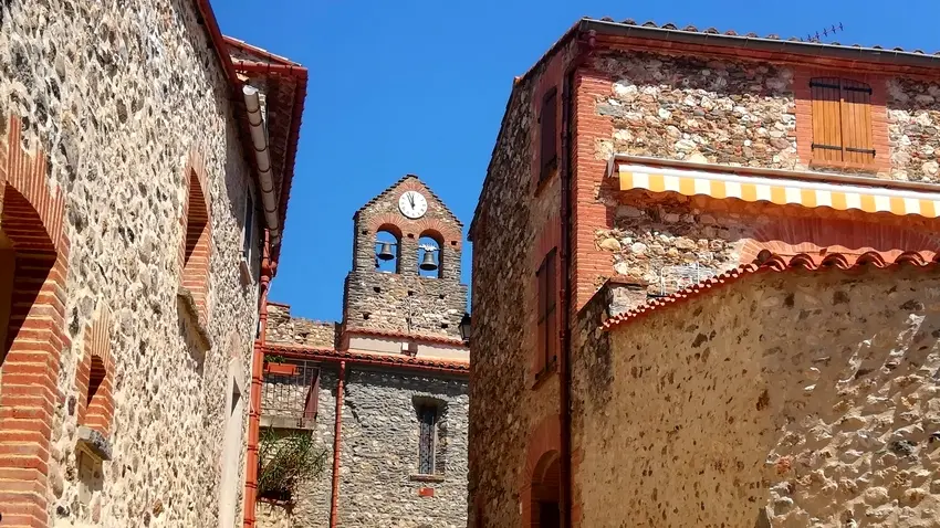 Une ruelle de Vivès et son clocher_2