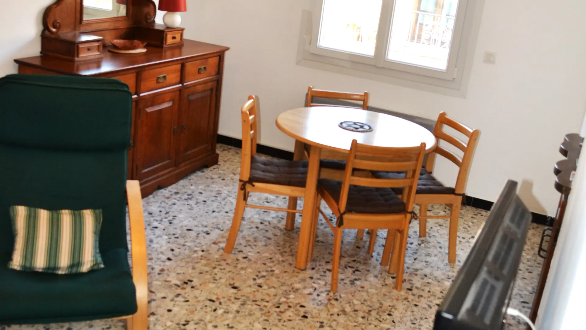 salon_cote_table_meuble_ille_sur_tet_le_plumier