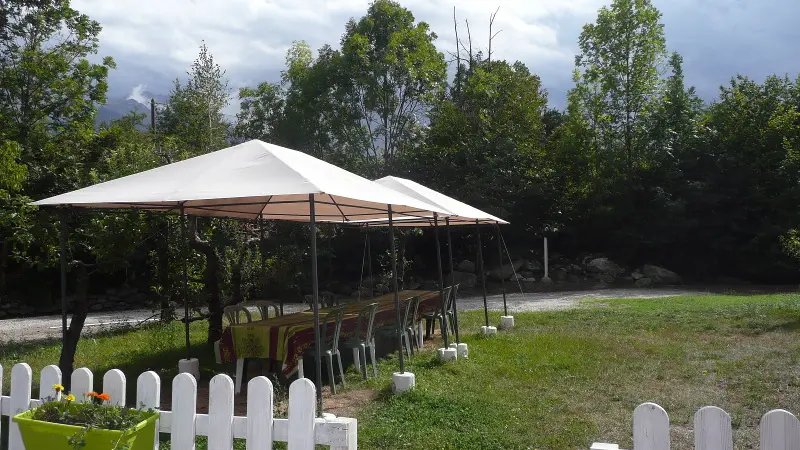 salon de jardin et parasol