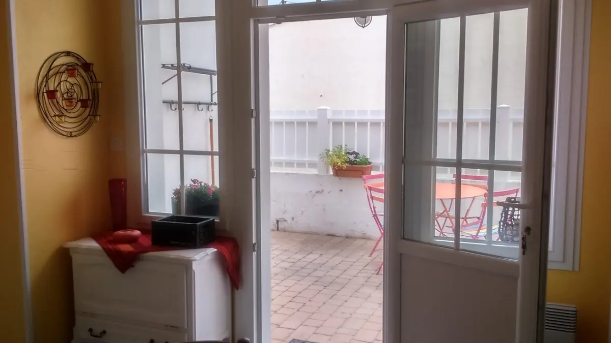 52471 - Plein sud, mais de bons vieux murs qui gardent le frais!