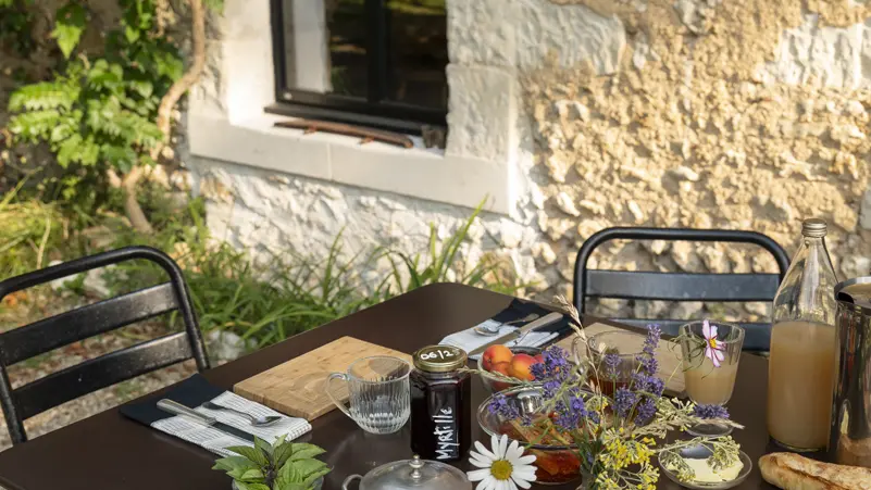 Chambres et table d'hôtes le Vaux Jouin_Marçon_Petit déjeuner sur la terrasse