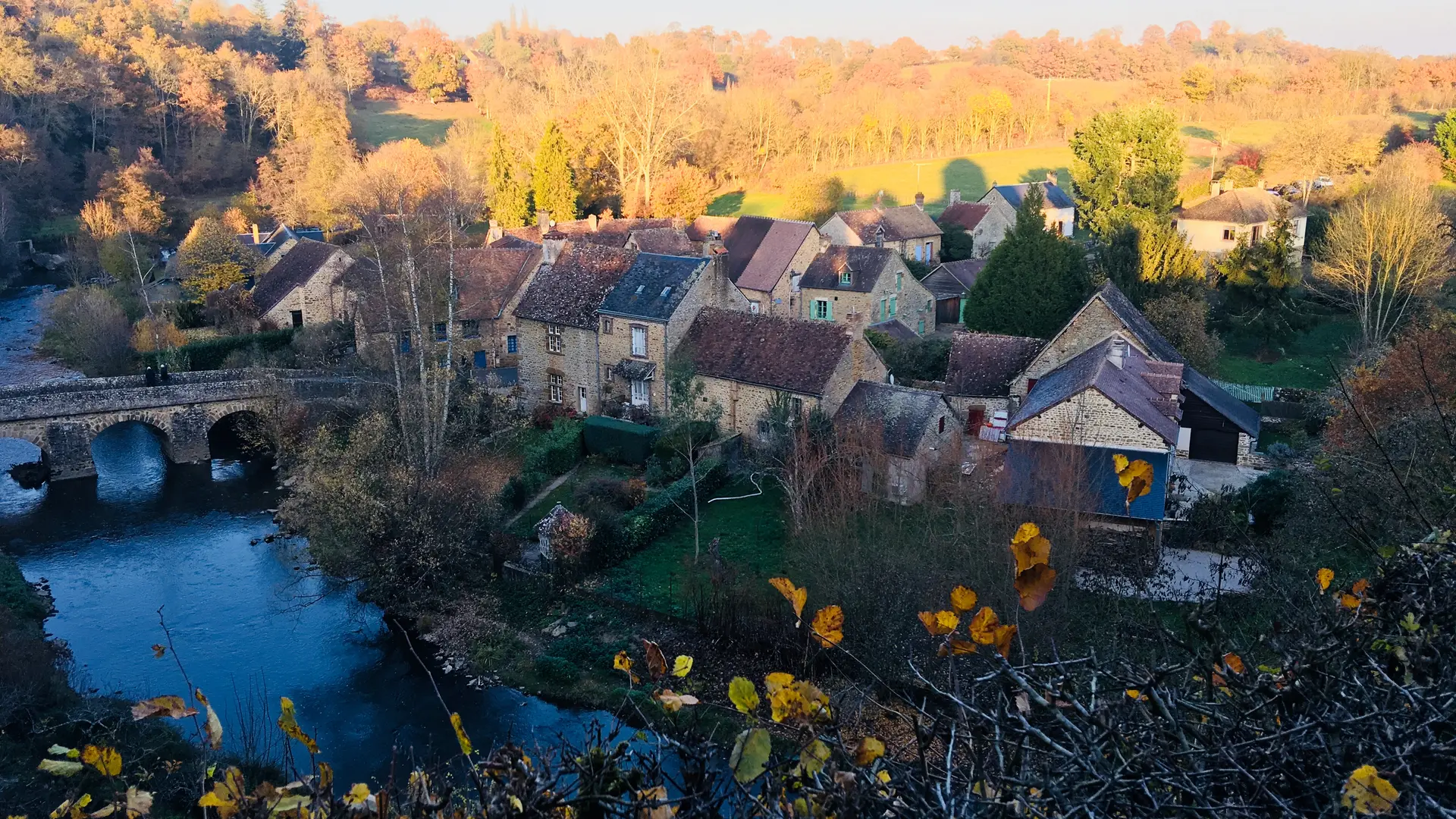 Gîte La Cassine - vue de l'église de Saint-Céneri-le-Gérei