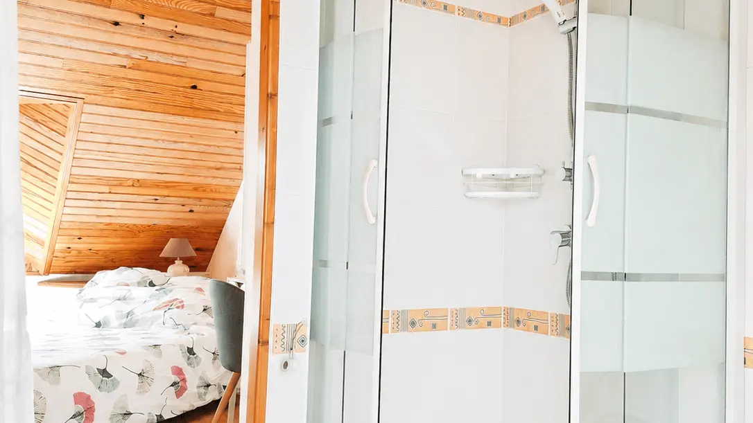 444310 - Salle de bain attenante, à l'étage
