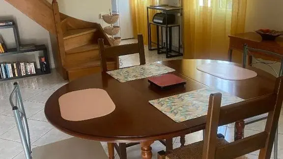 599048325