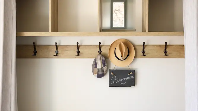 Un vestiaire à l'entrée