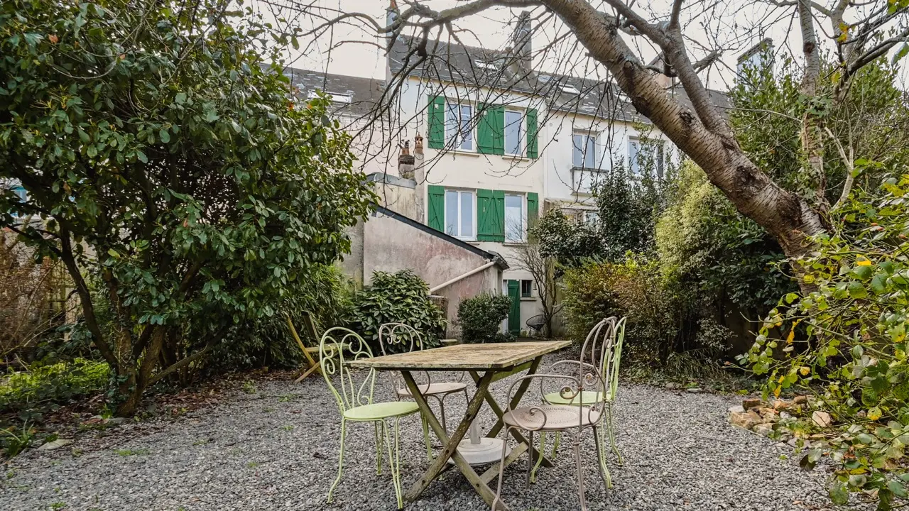 Maison au centre avec garage, jardin, buanderie