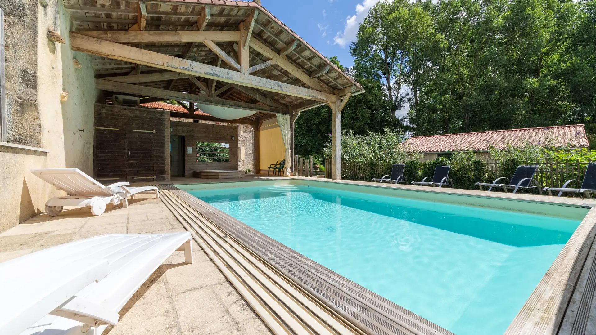 401491 - Piscine et terrase couverte avec spa