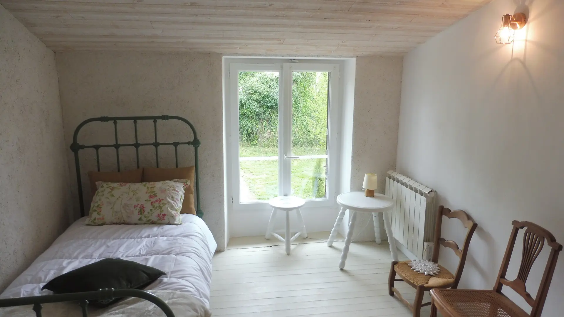 381845 - Chambre 2 lits en 90
