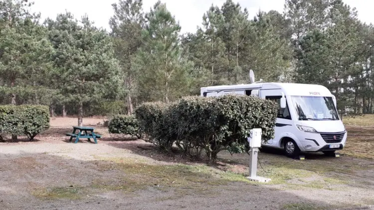 Aire CAMPING-CAR PARK de Montfort-le-Gesnois, Les Sittelles