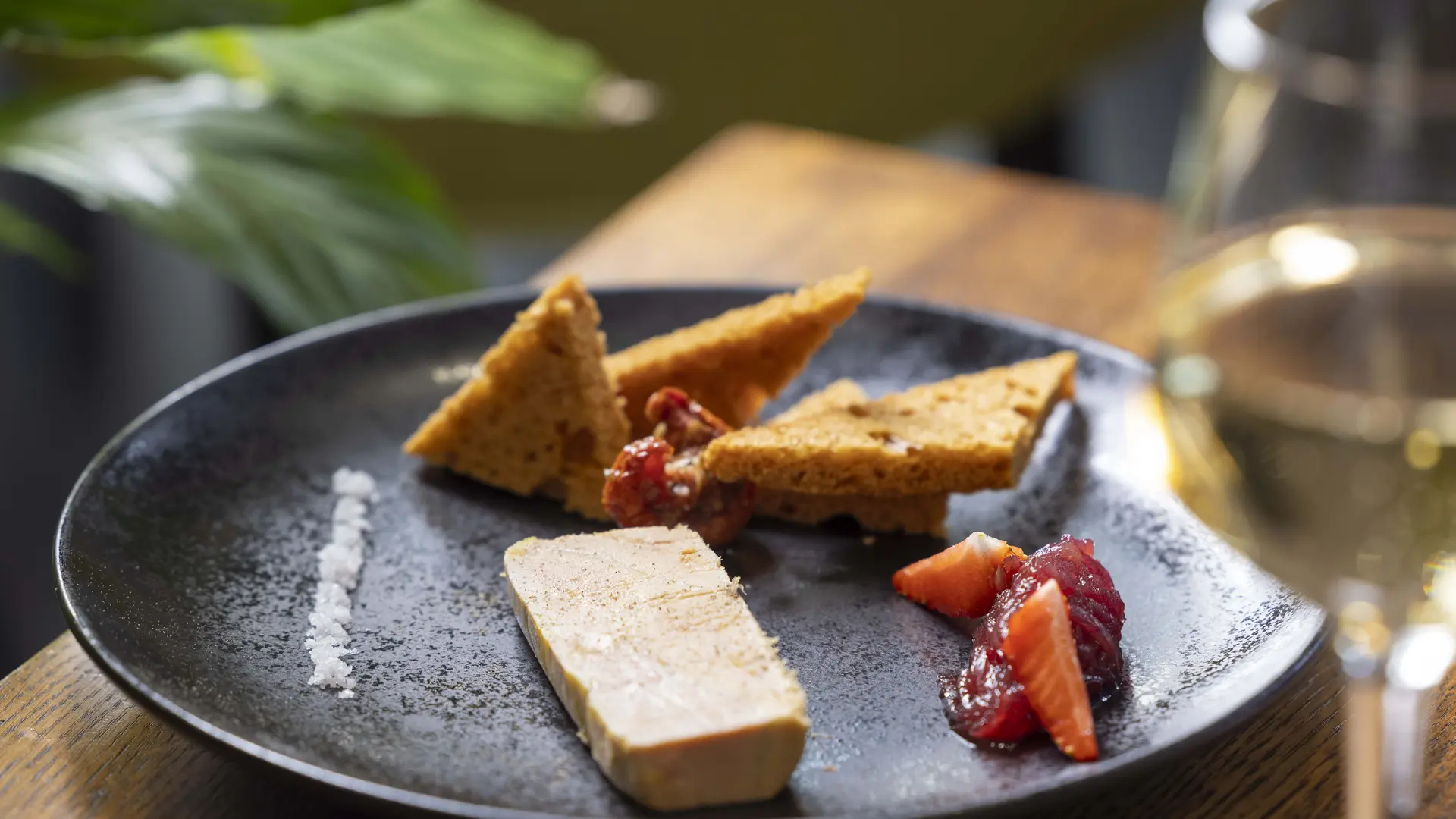 Foie gras de canard mi-cuit et son chutney de saison hotel le fontarabie bd