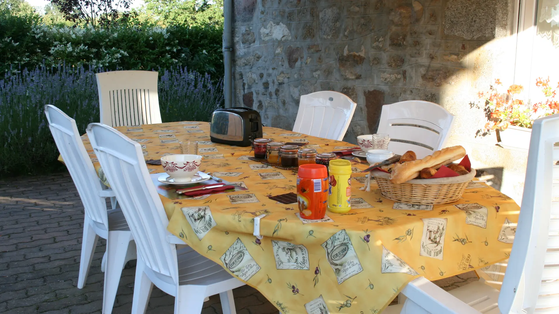 Lorsque la météo est propice, les petits déjeuners sont servis en terrasse