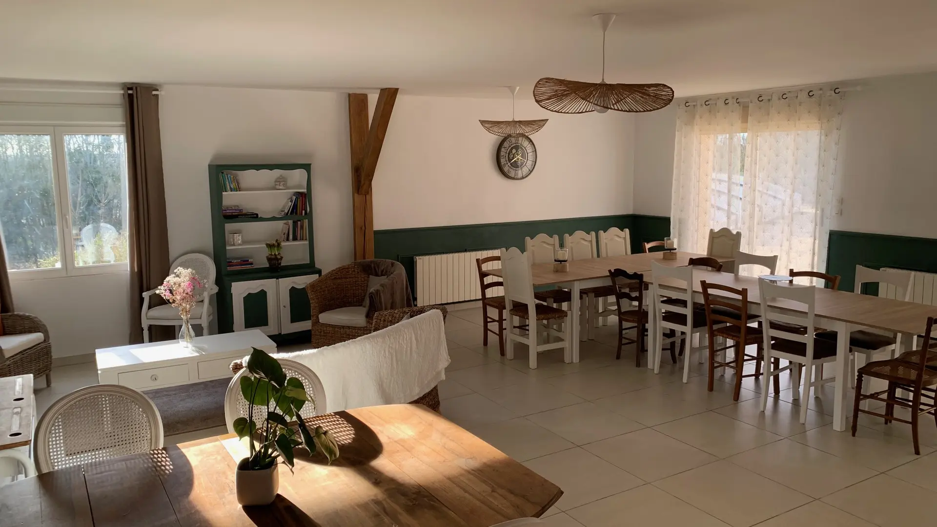 Salle à manger, bibliothèque et jeux de société Gite