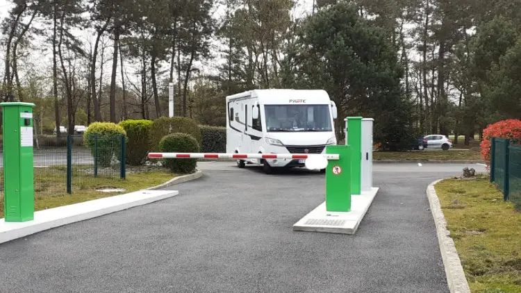 Aire CAMPING-CAR PARK de Montfort-le-Gesnois, Les Sittelles