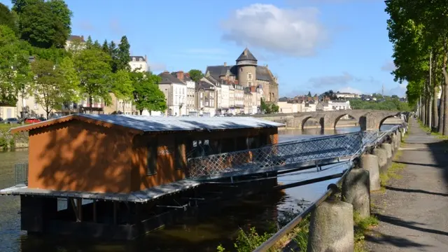 Le bateau lavoir Saint-Julien Laval