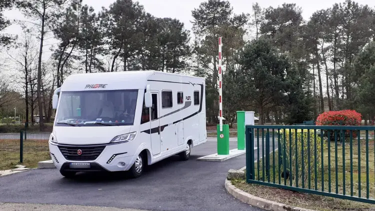 Aire CAMPING-CAR PARK de Montfort-le-Gesnois, Les Sittelles