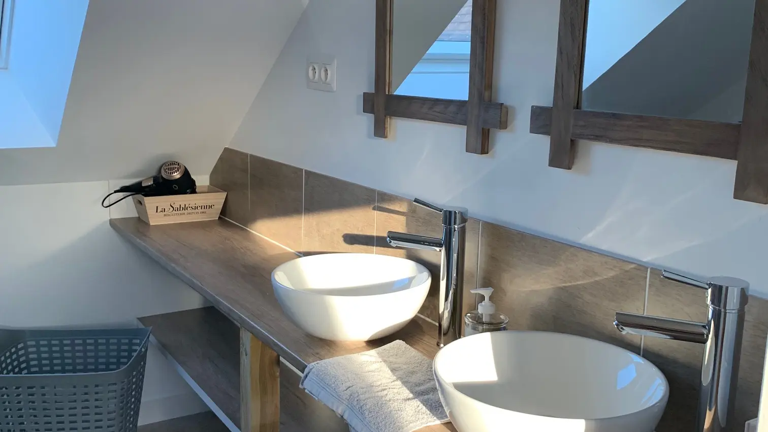 Aux Instants Partagés - Fontenay sur vegre Gite salle de bain etage